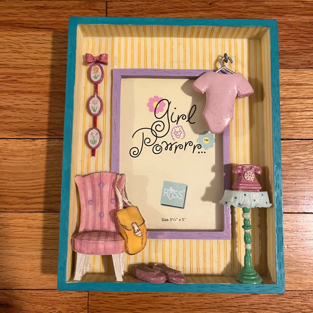 EXCELLENT CONDITION RUSS NOVELTY FRAME FOR GIRLS